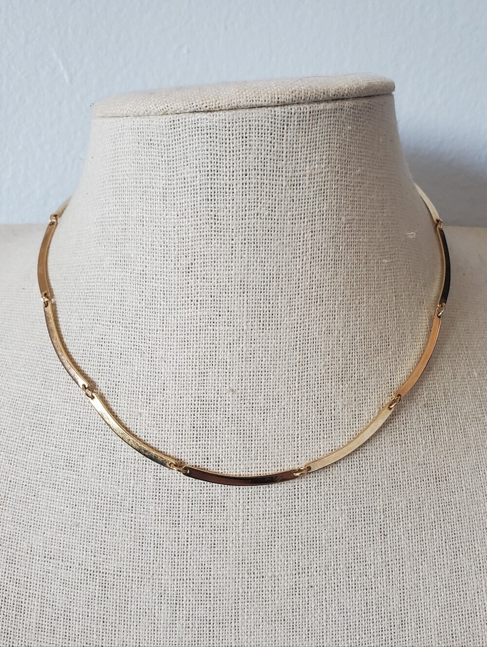 Vintage Avon Scalloped Casual Gold Curved Bar Link Necklace